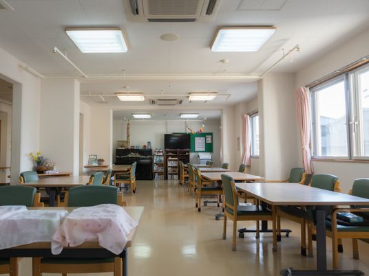 明るいダイニングの空間