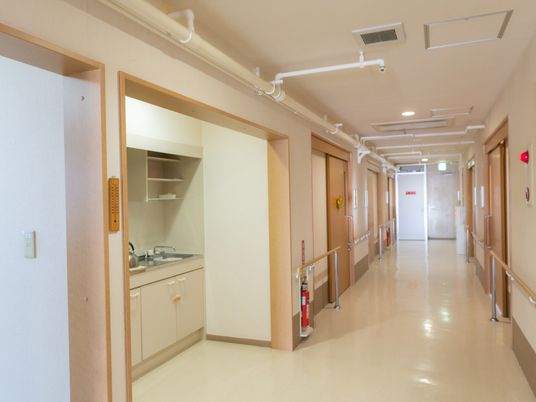 広々とした施設の廊下とキッチン