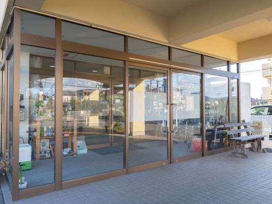 明るいエントランスの風景