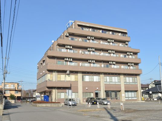 多階建てのモダンな外観