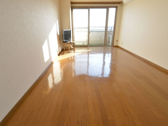 明るい室内の広々空間