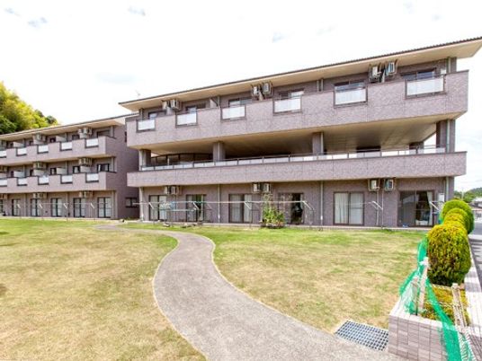 緑の芝生と建物の外観