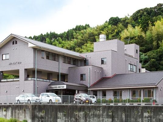 緑豊かな外観の建物