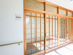 明るい和室の扉