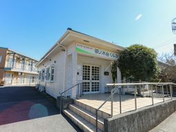 エントランス前の建物外観