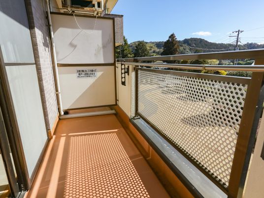 陽光溢れる清潔なバルコニー