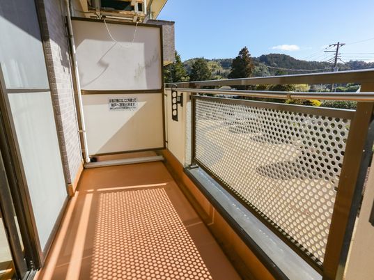 陽光溢れる清潔なバルコニー