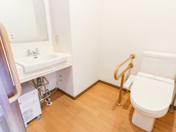 清潔なトイレと洗面台