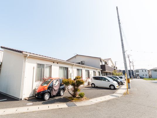 日差しの中の低層建築