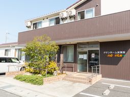 明るいエントランスの外観