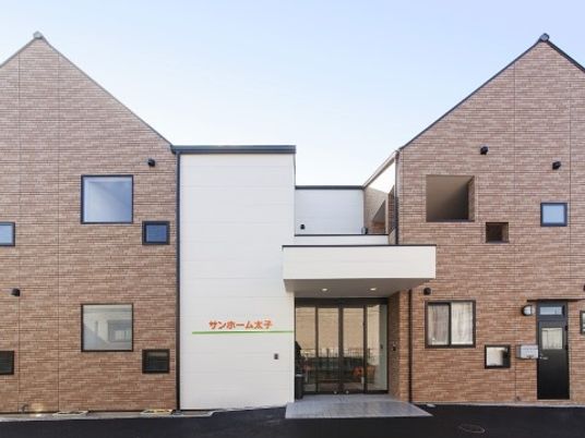 明るい外観の建物エントランス