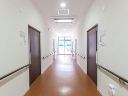 明るく清潔な廊下