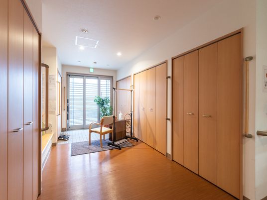 清潔な廊下と出入口