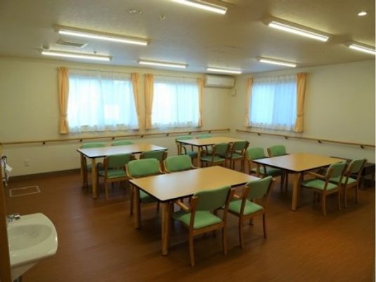 広々とした明るい食堂