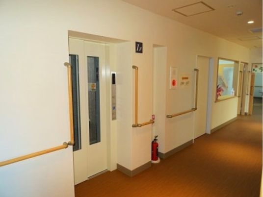廊下の明るい様子