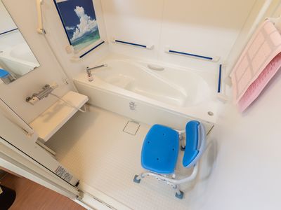 バリアフリー設計の浴室