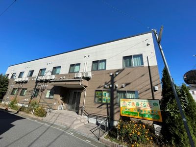 明るい外観の建物