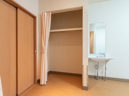 居室のクローゼットと洗面台