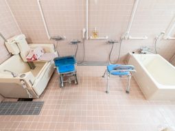 バリアフリー設計の浴室