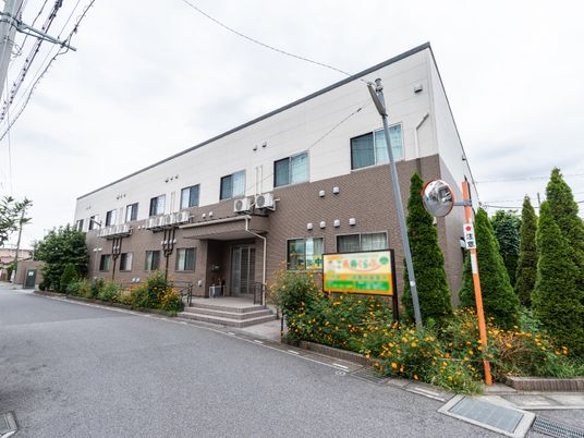 施設の清潔な外観