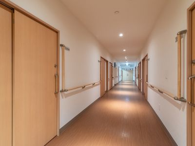 手すり付きの明るい廊下