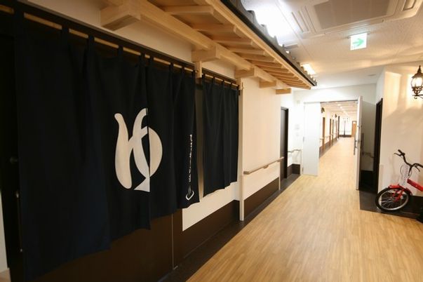 木目調の温かい廊下