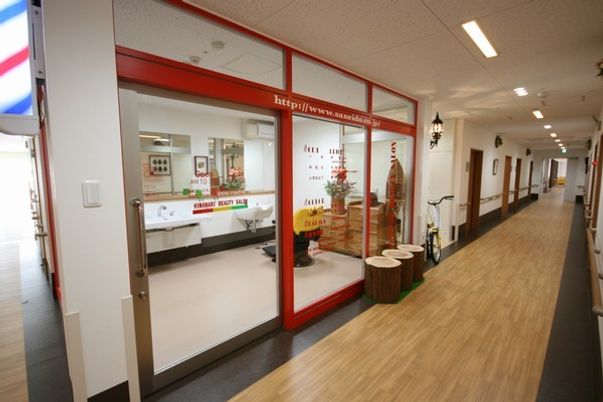 清潔で広い廊下のスペース