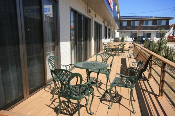 明るい休憩スペースのテラス