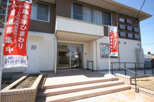 明るい勤務環境のエントランス
