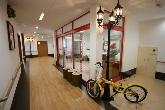 明るい廊下と自転車