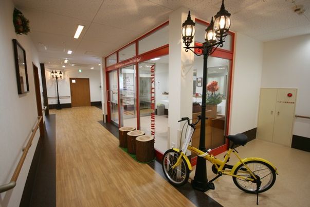 明るい廊下と自転車