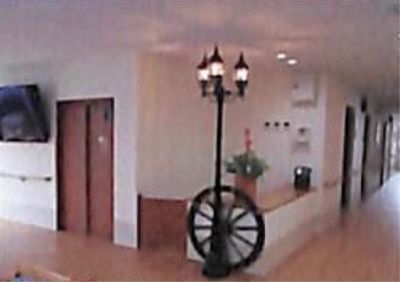 エレベーターと廊下の風景