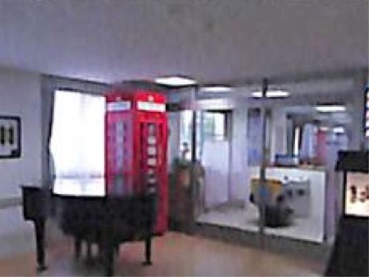 ロビーにある赤い電話ボックス