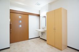洗面台とクローゼットの居室
