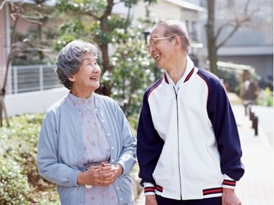 散歩する笑顔の高齢者二人
