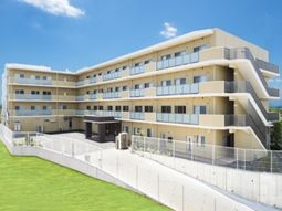 明るい外観の建物