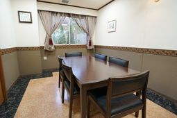 落ち着いた色合いの会議室