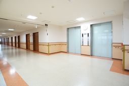明るく広い廊下