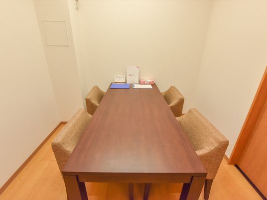  会議用テーブルと椅子  