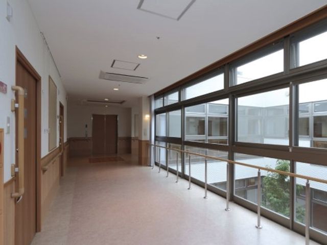 明るい廊下と手すり 通路 ゆったりとした通路は手すりがあって、安全に考慮された設計です。