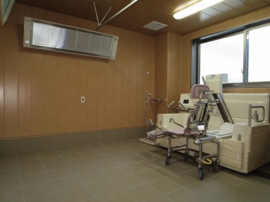清潔な居室のベッドと機器