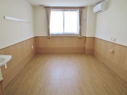 明るく広々とした居室