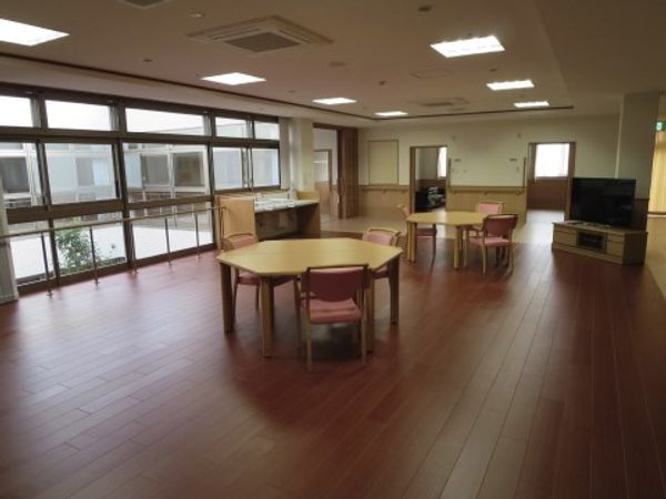 共用スペースの広々とした居室