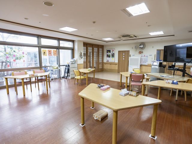 広々とした明るい多目的室 多目的室 広々とした空間では、自然光が差し込み、快適に過ごせます。テーブルで作業や交流を楽しめます。