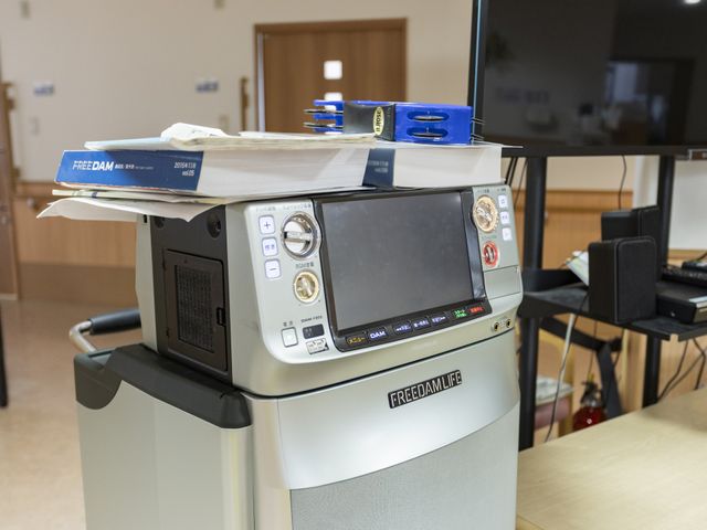 カラオケ機材がある部屋 多目的室 カラオケ機材が設置された部屋です。スタッフと一緒に楽しい時間を過ごせる環境があります。