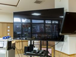 テレビと明るい空間