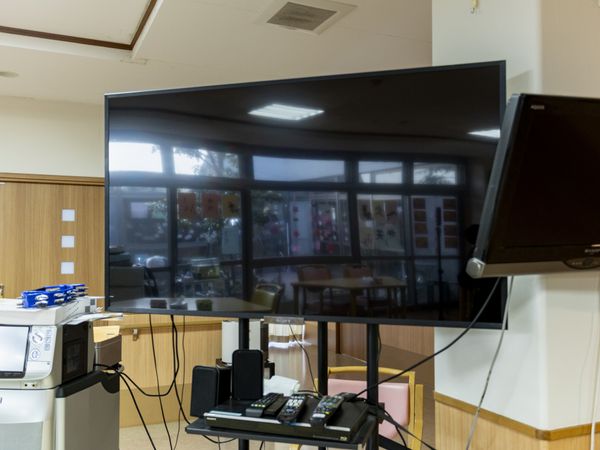 テレビと明るい空間