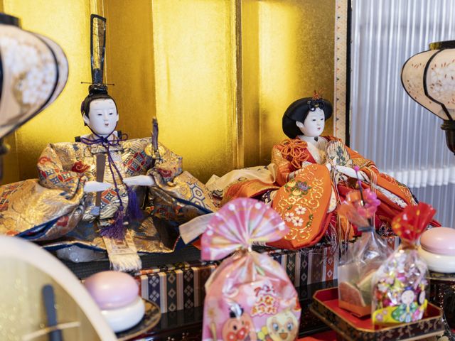 色鮮やかな人形 多目的室 伝統的な飾り物が置かれた空間です。季節の行事に合わせたデコレーションが楽しめます。