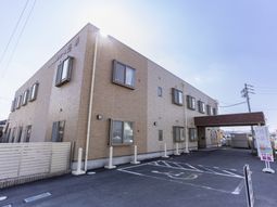 ベージュの建物の外観