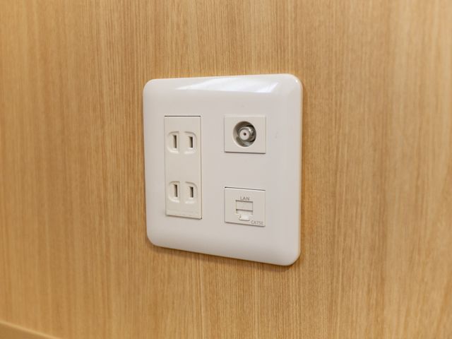 コンセントとLANポート 内観 使いやすさを重視し、電源とLANポートを同じ場所にまとめています。設備がコンパクトに配置されています。